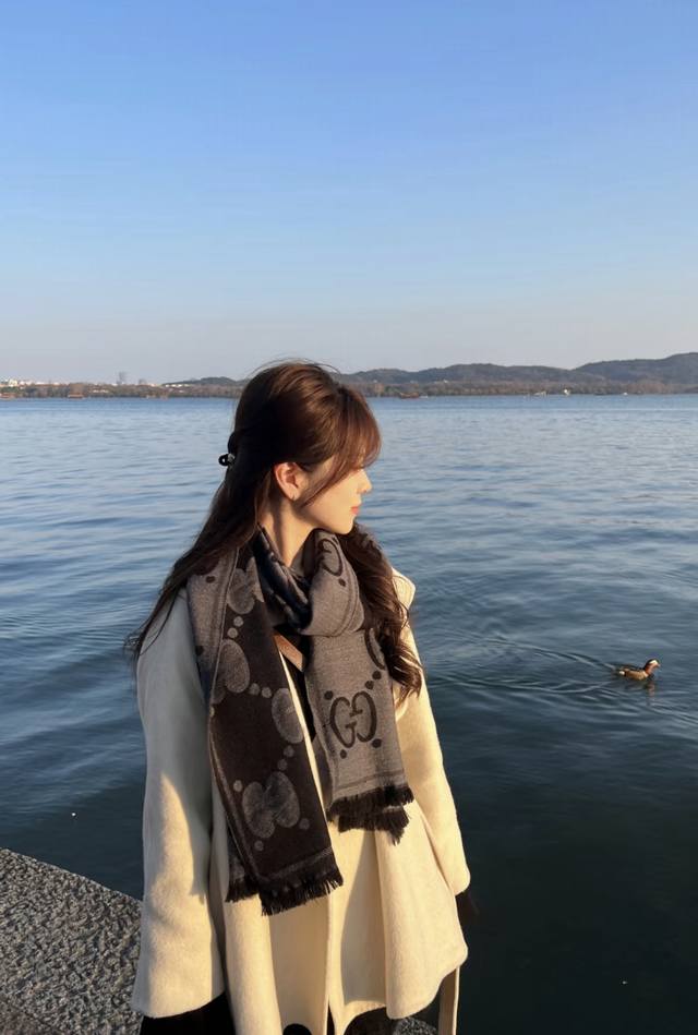 Gucci精纺提花双面羊毛！官网同步发售！非常实用推荐款，限量的配色，男女围都特别好看！！三个色。经典Gg图案是品牌在30年代开始使用的标志性元素之一，历经近一