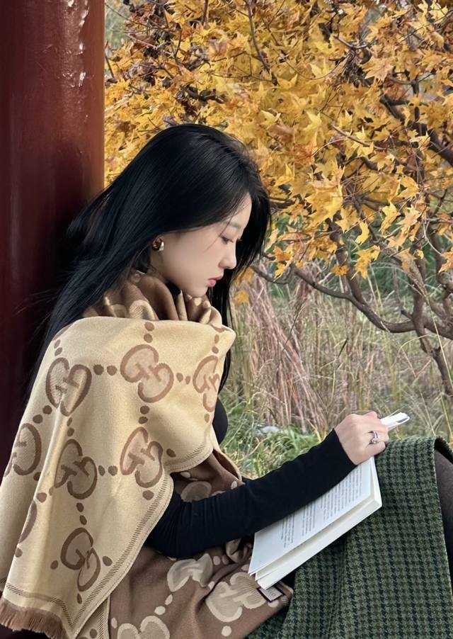 Gucci精纺提花双面羊毛！官网同步发售！非常实用推荐款，限量的配色，男女围都特别好看！！三个色。经典Gg图案是品牌在30年代开始使用的标志性元素之一，历经近一