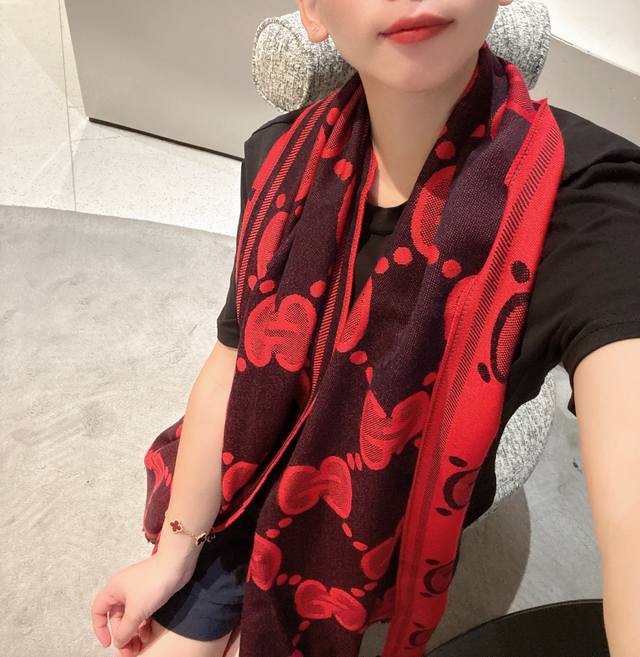 Gucci精纺提花双面羊毛！官网同步发售！非常实用推荐款，限量的配色，男女围都特别好看！！三个色。经典Gg图案是品牌在30年代开始使用的标志性元素之一，历经近一