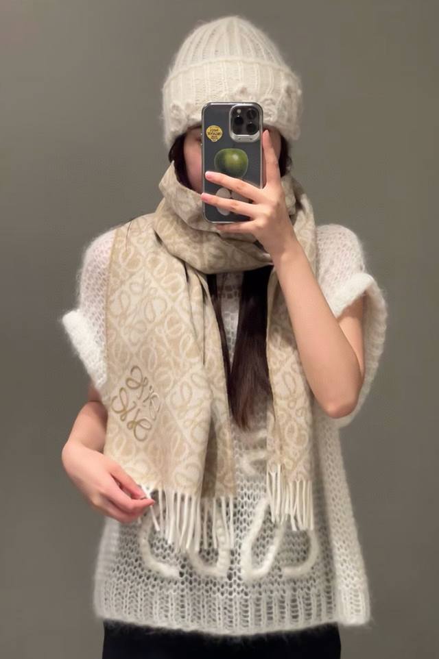 简直了！罗意威新品围巾太火爆了 秋冬新品围巾 升级后的棋盘格也太精致好看了 印有浮雕Anagram 经典三配色，先出了奶茶色 秋冬第一条围巾就选它.