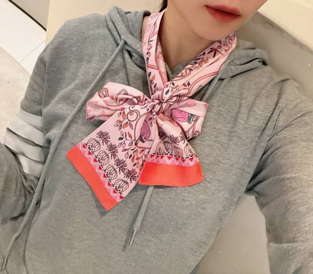 特 超好看L家丝巾！双层真丝！ 多种用途，绑包包上，当发带或者小领巾都相当别致 配简单打底或者衬衫随便往脖子一挂也是极好看的！ 100%真丝！专柜最新款.