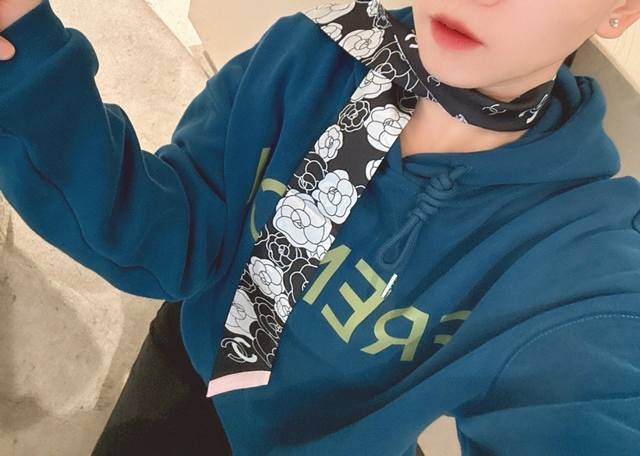 特 最新专柜同款！Chanel束发带 飘带款！可当小围巾，绑头发，绑手袋，绑在手腕装饰！多功能随便你搭配！双面斜纹真丝！规格6*120.