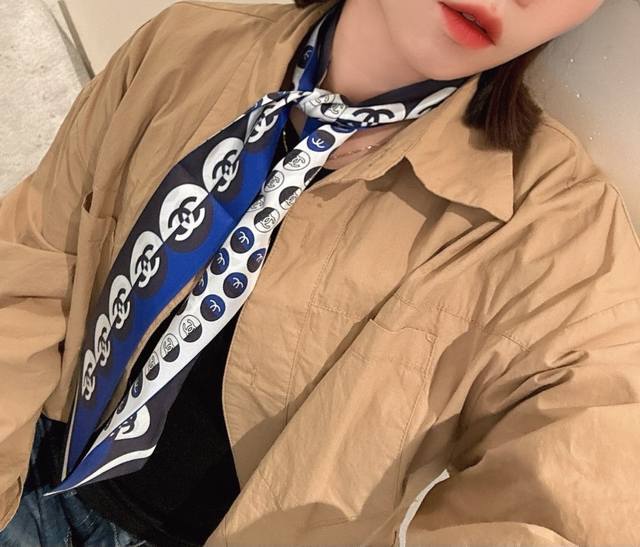 特 超好看香奈儿丝巾！双层真丝！ 多种用途，绑包包上，当发带或者小领巾都相当别致 配简单打底或者衬衫随便往脖子一挂也是极好看的！ 100%真丝！专柜最新款.