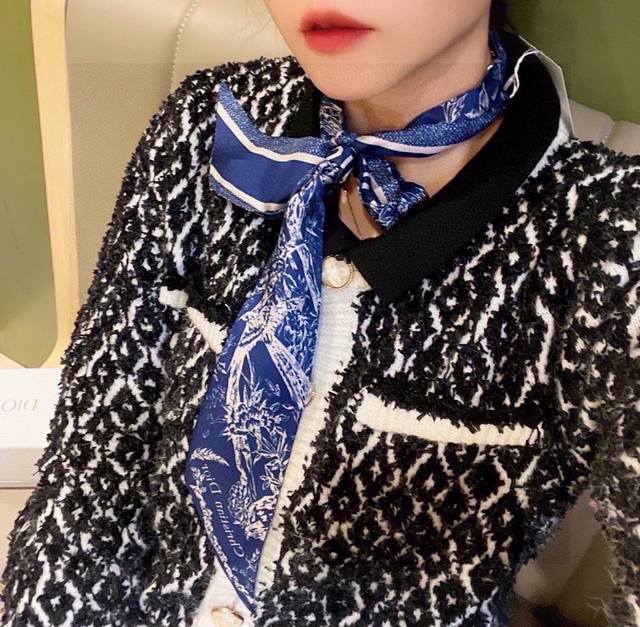 特 超好看D家丝巾！双层真丝！ 多种用途，绑包包上，当发带或者小领巾都相当别致 配简单打底或者衬衫随便往脖子一挂也是极好看的！ 100%真丝！专柜最新款.