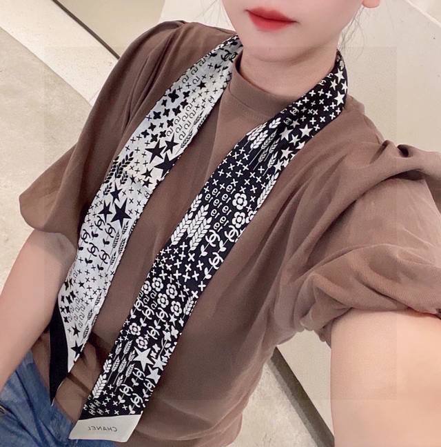 特 超好看香奈儿丝巾！双层真丝！ 多种用途，绑包包上，当发带或者小领巾都相当别致 配简单打底或者衬衫随便往脖子一挂也是极好看的！ 100%真丝！专柜最新款