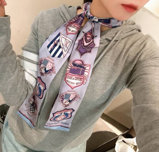 特 超好看L家丝巾！双层真丝！ 多种用途，绑包包上，当发带或者小领巾都相当别致 配简单打底或者衬衫随便往脖子一挂也是极好看的！ 100%真丝！专柜最新款..