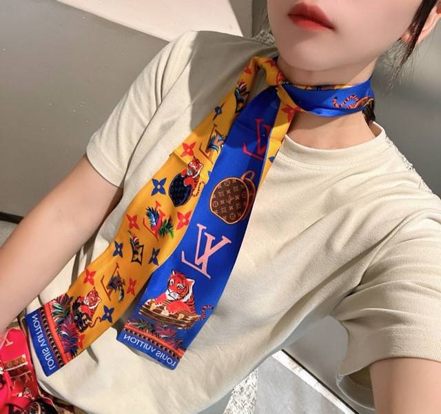 特 超好看L家丝巾！双层真丝！非市场仿真丝 多种用途，绑包包上，当发带或者小领巾都相当别致 配简单打底或者衬衫随便往脖子一挂也是极好看的！ 100%真丝！专柜最