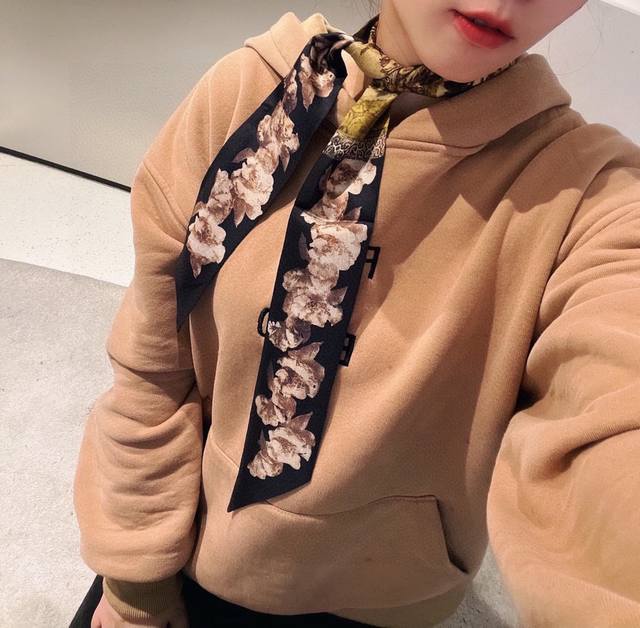 特 最新专柜同款！Dior束发带 飘带款！可当小围巾，绑头发，绑手袋，绑在手腕装饰！多功能随便你搭配！双面斜纹真丝！规格6*120