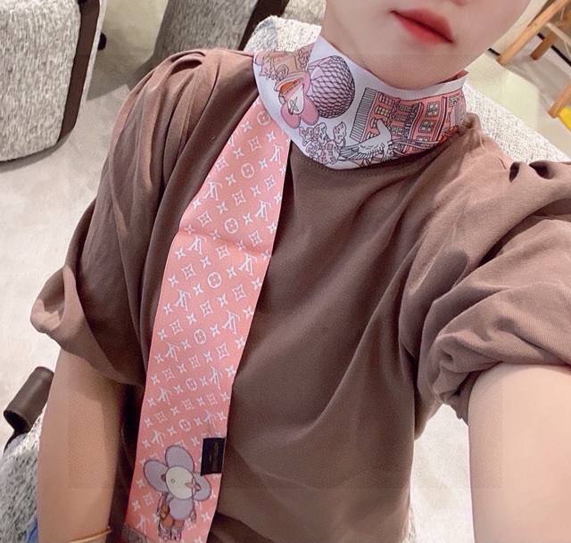 特 超好看L家丝巾！双层真丝！ 多种用途，绑包包上，当发带或者小领巾都相当别致 配简单打底或者衬衫随便往脖子一挂也是极好看的！ 100%真丝！专柜最新款！.