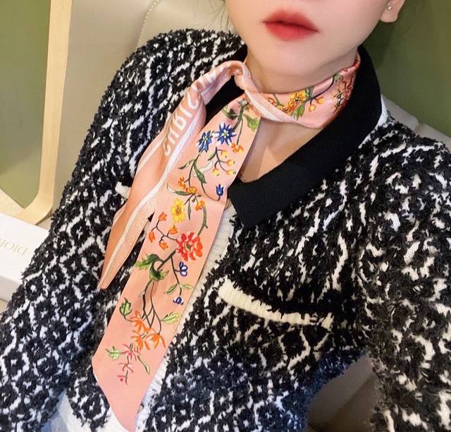 特 超好看D 家丝巾！双层真丝！ 多种用途，绑包包上，当发带或者小领巾都相当别致 配简单打底或者衬衫随便往脖子一挂也是极好看的！ 100%真丝！专柜最新款！.