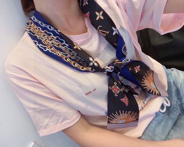 特 超好看L家丝巾！双层真丝！ 多种用途，绑包包上，当发带或者小领巾都相当别致 配简单打底或者衬衫随便往脖子一挂也是极好看的！ 100%真丝！专柜最新款！.