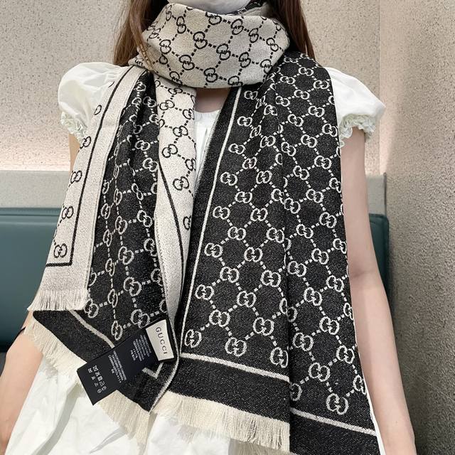 2025L霍思燕新款同款 吊炸了天的硬货 双版本供选择 颜色 标 配件完全一样 满足不同客户需求 原版水波纹山羊绒的品质 图片能看得见的高端 双面锁边防脱线工艺