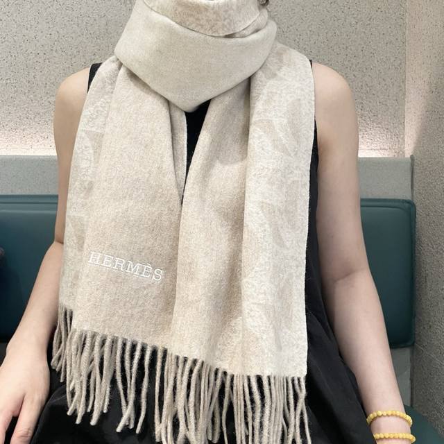 上新2025爱马仕男女款围巾且买且珍惜~都是出口订单所以比较难遇东西讲究少而精好看的一定要收这款H家女士围巾，款式很有女性魅力是男女款里非常Classical的