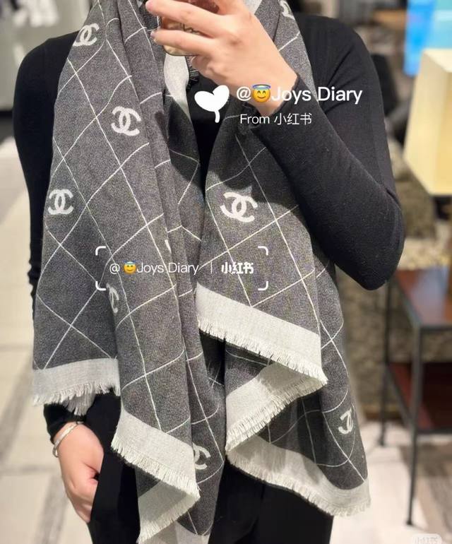 香奈儿新款到手慢抢顶级原单正品旷世绝美顶级高端货 绝对值得珍藏 香奈儿绝美百搭款专柜限量哦有钱都很难订到顶级进口客供山羊绒，金银线镶边品质上乘送人自用绝对高大上