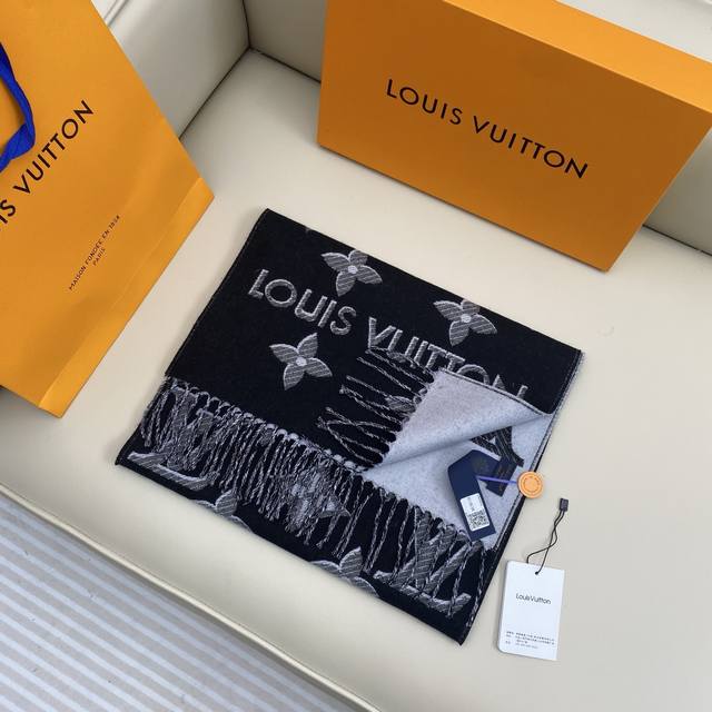 驴牌# 3D立体围巾 经典Monogram 图案以双Logo重叠设计呈现瞩目 3D 效果 设计新颖时尚 凹造型满分又超级百搭！羊毛金银丝打造，尺寸：34 X 2