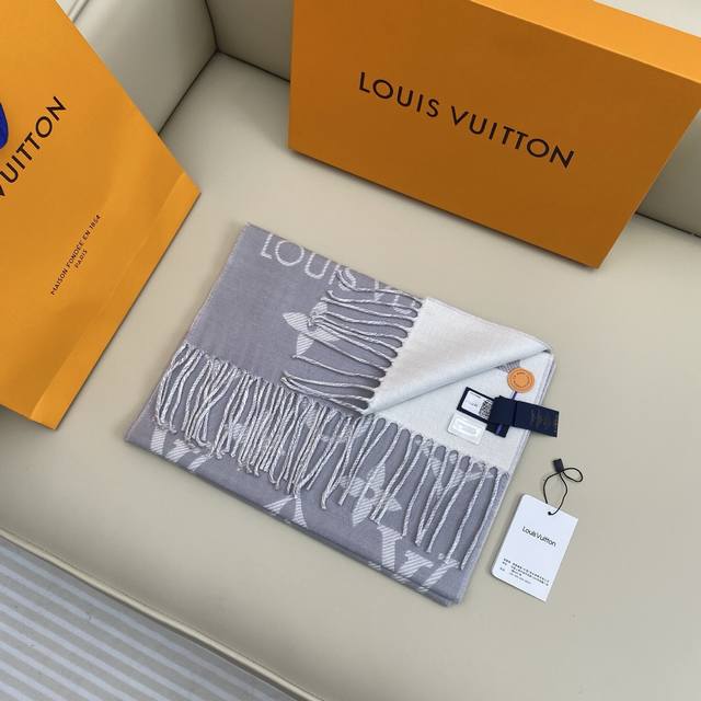 提花织纹字母围巾 186*34Cm.100%绵羊毛 Lv Essential 围巾拉长经典 Monogram 图案中元素之间的距离，呈现清爽观感。绵羊毛带来柔暖
