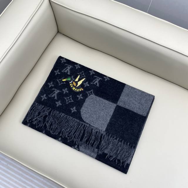 Nigo 联名款鸭子刺绣围巾 官网型号：M 0标签 100%羊绒Monogram提花拼接Lv棋盘元素、 经典与经典之间的融合～和谐精致 搭配日本潮品鬼才设计师品