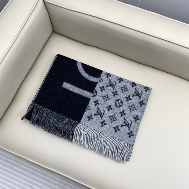明星同款拼色设计羊绒围巾已经是专柜绝版了，有着与众不同的特别气质，一半黑色一半浅灰色，真的是璀璨星空，上身真的太美了，百分百羊绒，软糯细腻的面料厚厚的一条，足够