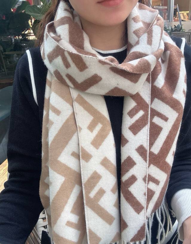 Fendi新款老花渐变双面羊绒围巾，柔软细腻的双面风格，Ff经典提花渐变；柔软的羊毛和羊绒材质。来自Stefano Pilati合作设计系列。渐变效果以棕色向米