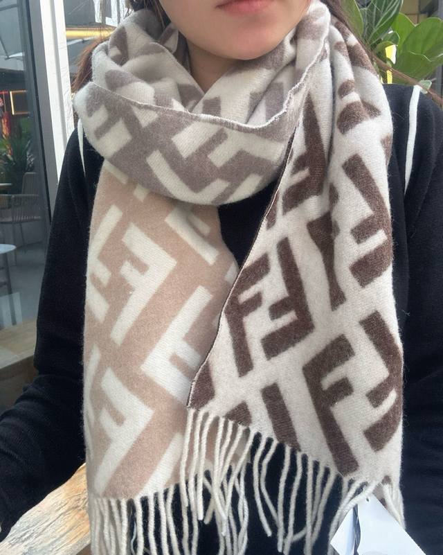 Fendi新款老花渐变双面羊绒围巾，柔软细腻的双面风格，Ff经典提花渐变；柔软的羊毛和羊绒材质。来自Stefano Pilati合作设计系列。渐变效果以棕色向米