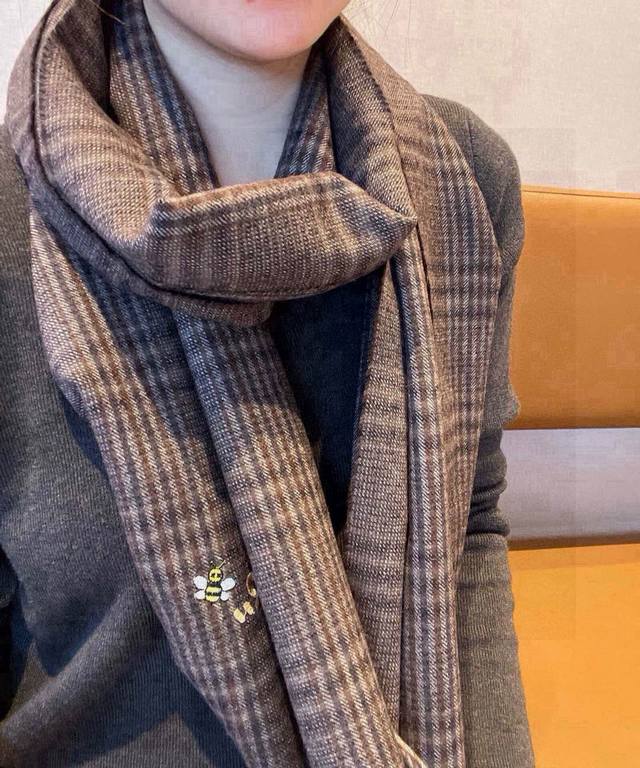 D家尾单非常正的男士围巾大气简约，超级好看的男神配色，任何男生都会喜欢的款吧，D家字母标志加刺绣，是非常精致的点缀，有质感不张扬男女通用款式，规格：35* Cm