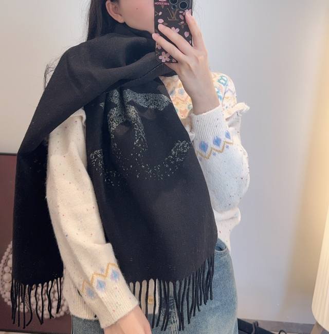 小香金线Logo渐变 最新提花渐变工艺 低调的色彩高端的设计 真的好看 规格38* 100%羊绒面料