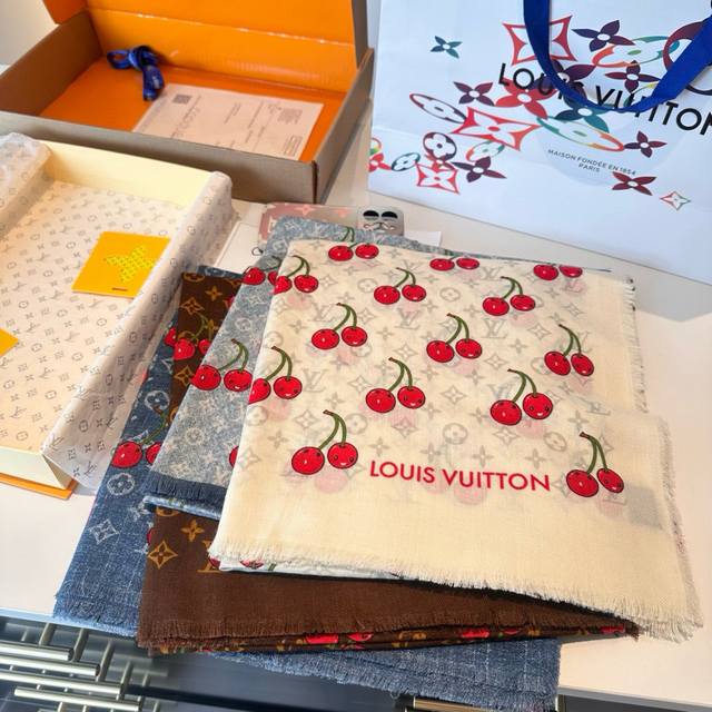 Lv X Tm Monogram Cerise Lv × Tm Monogram Cerise 方巾出自路易威登X村上隆复刻系列，为华美丝毛点缀Monogram