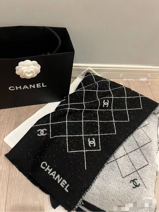 原单 菱格标志 45* Cm.100%山羊绒 精选顶级山羊绒 绵羊毛 桑蚕丝，融合精湛工艺。触感细腻柔滑，轻盈无负重感，给予颈间云端般的温暖与亲肤体验，诠释何为