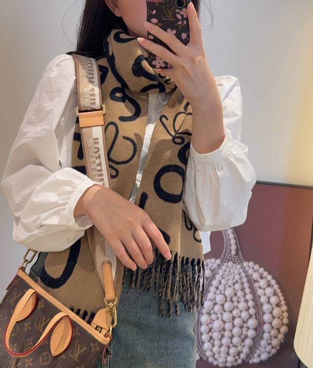 罗意威涂鸦款双面围巾，Loewe超美新款围巾！超级推荐入手！超难买哦！原单品质好货，甩市场货N条街，进出专柜无压力，做工非常精致，很有分量，我们的价格P真的超级