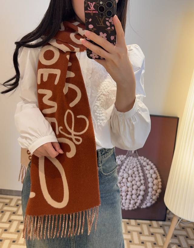 新色罗意威涂鸦款双面围巾，Loewe超美新款围巾！超级推荐入手！超难买哦！原单品质好货，甩市场货N条街，进出专柜无压力，做工非常精致，很有分量，我们的价格P真的