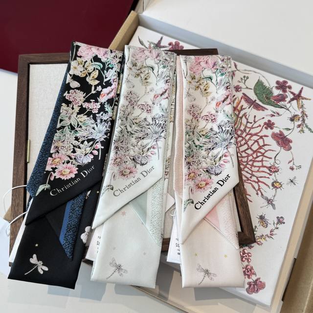 迪奥Dior星星最新双层束发带。真心的越看越好看而且多Way用法，随便怎么搭配都好有腔调.超级柔软6100顶级进口双层真丝小飘带