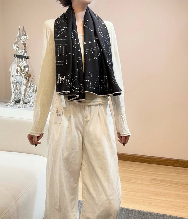 Chanel ~25秋冬新品～ 十二星座系列 140双面丝毛披肩 手工卷边丝毛方巾 30%桑蚕丝70%羊毛 这款经典单品展现强大而迷人的女性魅力精髓。此140方