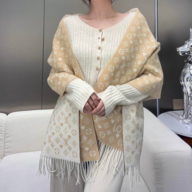 可以信手拈来的高级时髦感！！ 品质超级赞，这个价格P真心超值到家了！！Lv又一款秋冬款围巾，老花是Lv最时髦的设计！！此款的特别之处就在于款式是Lv最经典最耐看