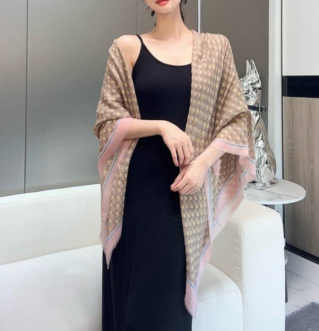 Gg马衔扣羊绒方巾140 羊绒方巾，采用经典Gg图案搭配黄色马衔扣印花和纯色镶边，尽显大方优雅的气质。Gg图案致敬品牌创始人Guccio Gucci不平凡的经历