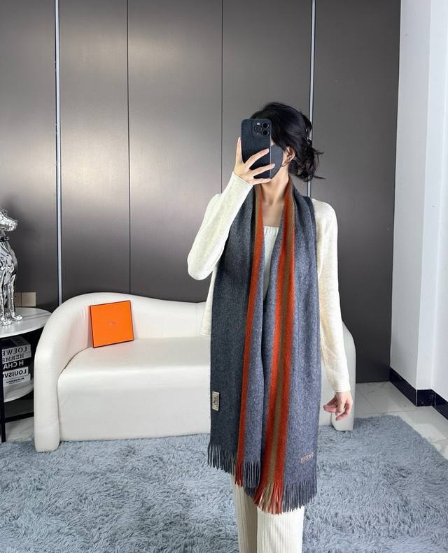 上新！ 年男女同款，百分百纯羊绒 Hermes 爱马仕 同步专柜，高端羊绒针织围巾！ 可正式，可随意，非常Classical的设计。这款织法比较难，又很费纱线，
