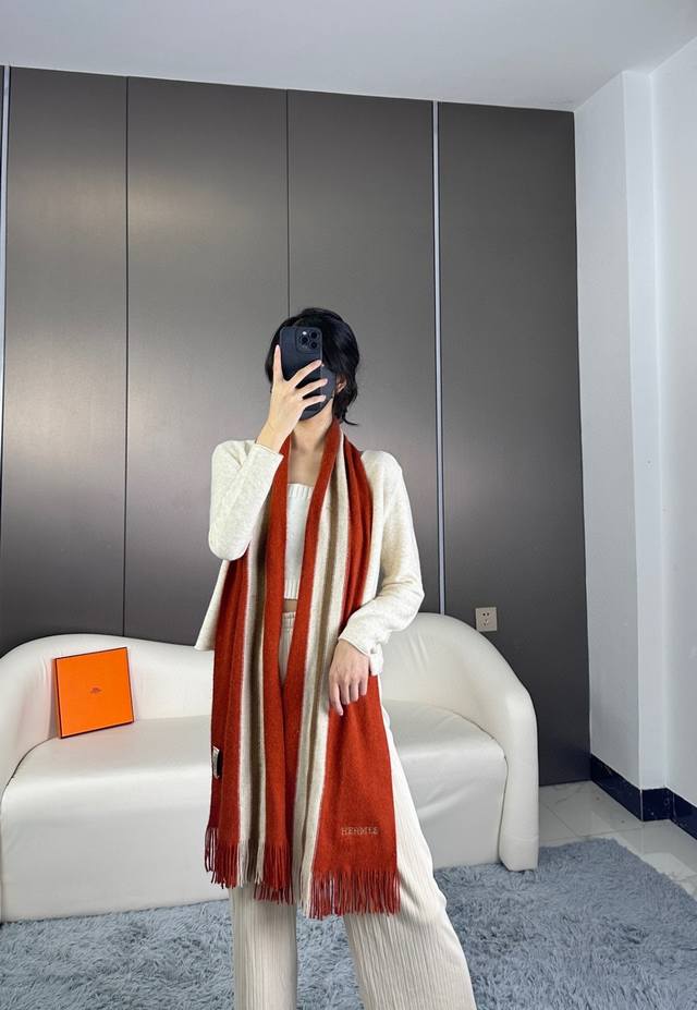 上新！ 年男女同款，百分百纯羊绒 Hermes 爱马仕 同步专柜，高端羊绒针织围巾！ 可正式，可随意，非常Classical的设计。这款织法比较难，又很费纱线，