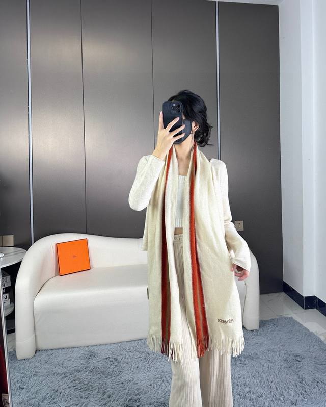 上新！ 年男女同款，百分百纯羊绒 Hermes 爱马仕 同步专柜，高端羊绒针织围巾！ 可正式，可随意，非常Classical的设计。这款织法比较难，又很费纱线，