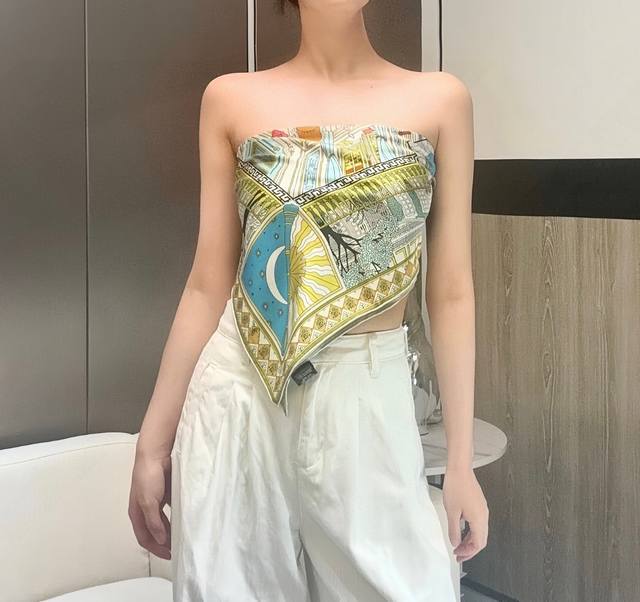 奇珍异宝”90厘米方巾 手工卷边斜纹真丝方巾 %桑蚕丝 。 爱马仕丝巾是创意和作品故事的无限源泉，每季皆推出全新设计和色彩组合，不断与时俱进。 这款爱马仕点睛配