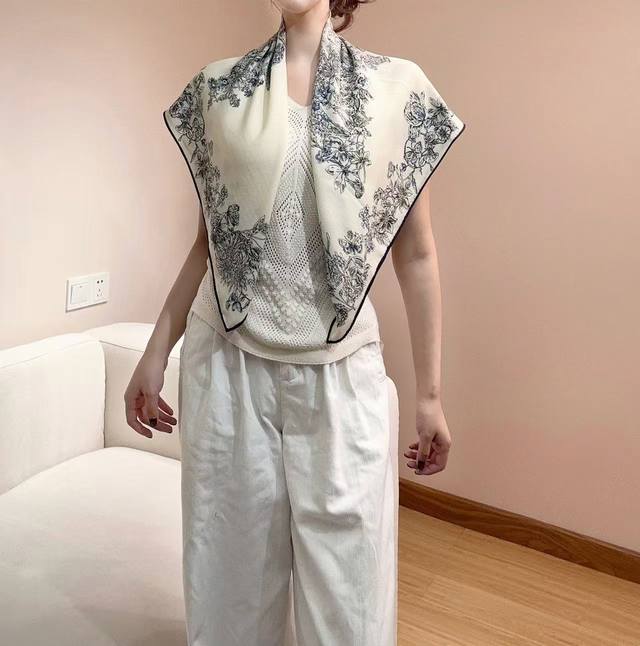 90双面丝绒 这款方巾以 Dior Star 图案呈现 Dior 的幸运星，通过该系列的精美花卉主题重新诠释 Dior 先生的幸运符。采用白色桑蚕丝斜纹面料精心