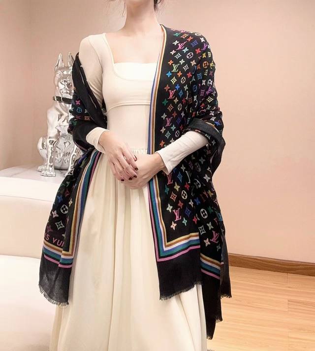 Lv 家 2025最新款 真心赞，高品质羊绒，我家工厂P的密度可以对比！实物真心美 披肩配以印花无论设计喷绘都是非常到位细节都可见整个围巾给人气场的同时又非常精