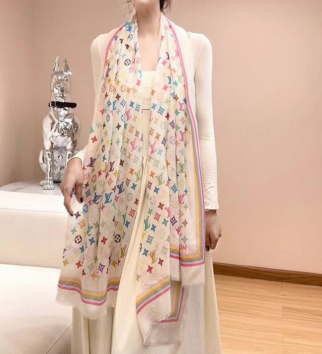 Lv 家 2025最新款 真心赞，高品质羊绒，我家工厂P的密度可以对比！实物真心美 披肩配以印花无论设计喷绘都是非常到位细节都可见整个围巾给人气场的同时又非常精