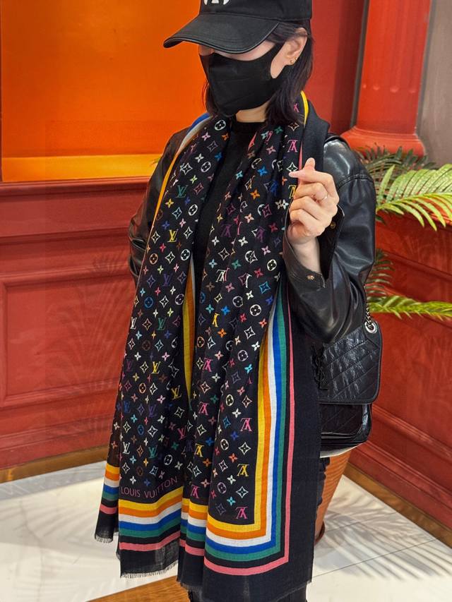 25年Iv最火的村上隆三彩羊绒长巾出货了！也可做装裱画，绝美无比，尽显时尚高端大气奢华风格！年度最佳爆款 ！材质是百分百羊绒，很值得收藏的款式，时尚是一种轮回，