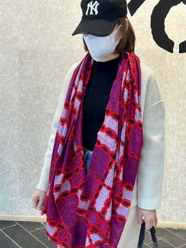 重点推荐 巴宝莉法国专柜新货 精美绣标 优雅文静的小格 给人更秀气，精致的感觉 质感更柔 更顺滑 因为采用羊绒的缘故，虽然是70宽度 但非常轻薄 抛开厚重 更适