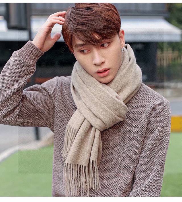 普拉达 Prada 最新情侣款围巾 大方 简约 是成功男士不二追求 经典图案搭配Logo设计 时尚色调 充满了稳重的氛围 满足你对时尚跟品质的所有要求，尺寸18