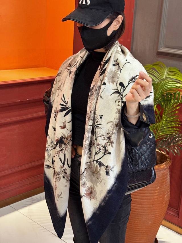 Dior 140丝绒双面同色印花披肩Millefiori 图案 这款披肩饰以多色 Millefiori 图案，以柔和精致的色调呈现亚洲花朵系列，彰显典雅意趣。采