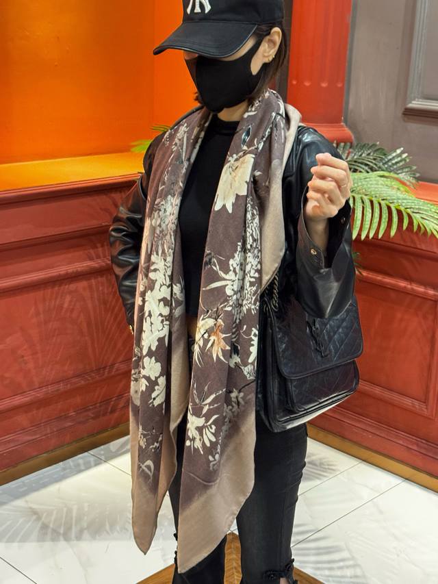 Dior 140丝绒双面同色印花披肩Millefiori 图案 这款披肩饰以多色 Millefiori 图案，以柔和精致的色调呈现亚洲花朵系列，彰显典雅意趣。采