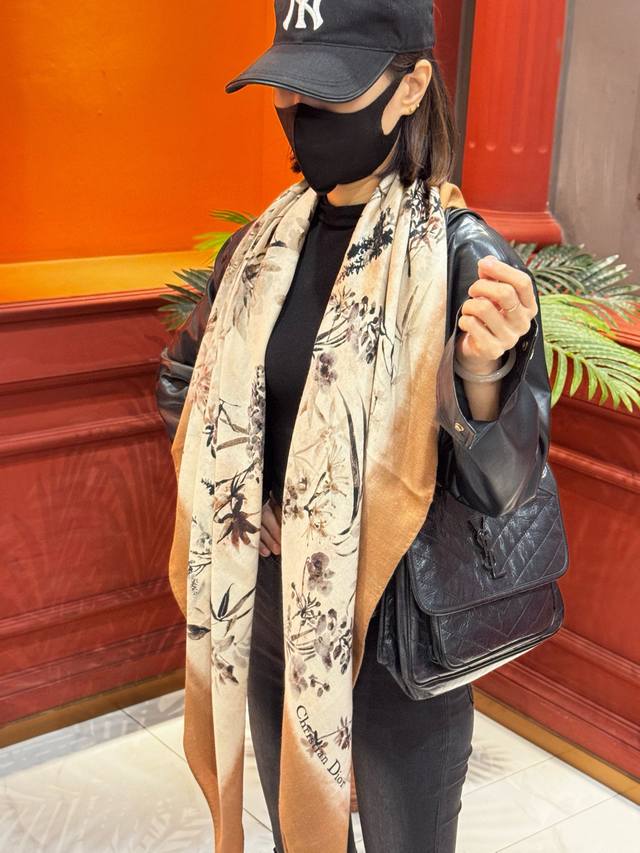 Dior 140丝绒双面同色印花披肩Millefiori 图案 这款披肩饰以多色 Millefiori 图案，以柔和精致的色调呈现亚洲花朵系列，彰显典雅意趣。采