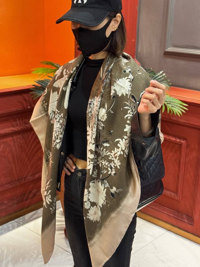 Dior 140丝绒双面同色印花披肩Millefiori 图案 这款披肩饰以多色 Millefiori 图案，以柔和精致的色调呈现亚洲花朵系列，彰显典雅意趣。采