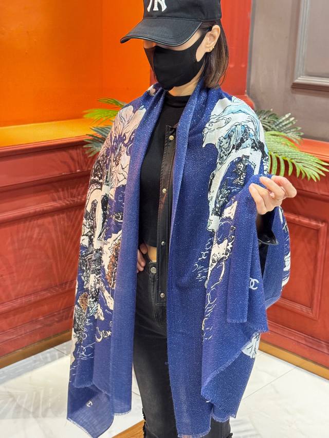 会发光发亮的围巾 2025秋冬高级成衣系列～Chanel 此系列谱写一曲自由轻灵的赞歌 本系列作品创新演绎品牌的风格符号 尽显无拘无束的自信魅力 优雅浪漫的风格
