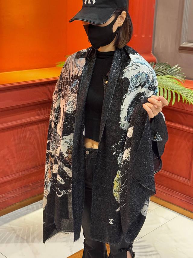 会发光发亮的围巾 2025秋冬高级成衣系列～Chanel 此系列谱写一曲自由轻灵的赞歌 本系列作品创新演绎品牌的风格符号 尽显无拘无束的自信魅力 优雅浪漫的风格